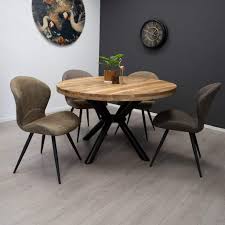 ronde eettafel met stoelen