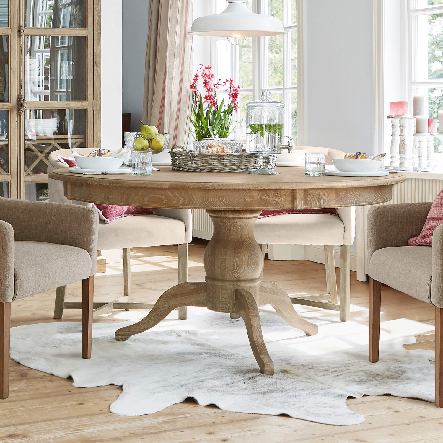 houten tafel met stoelen