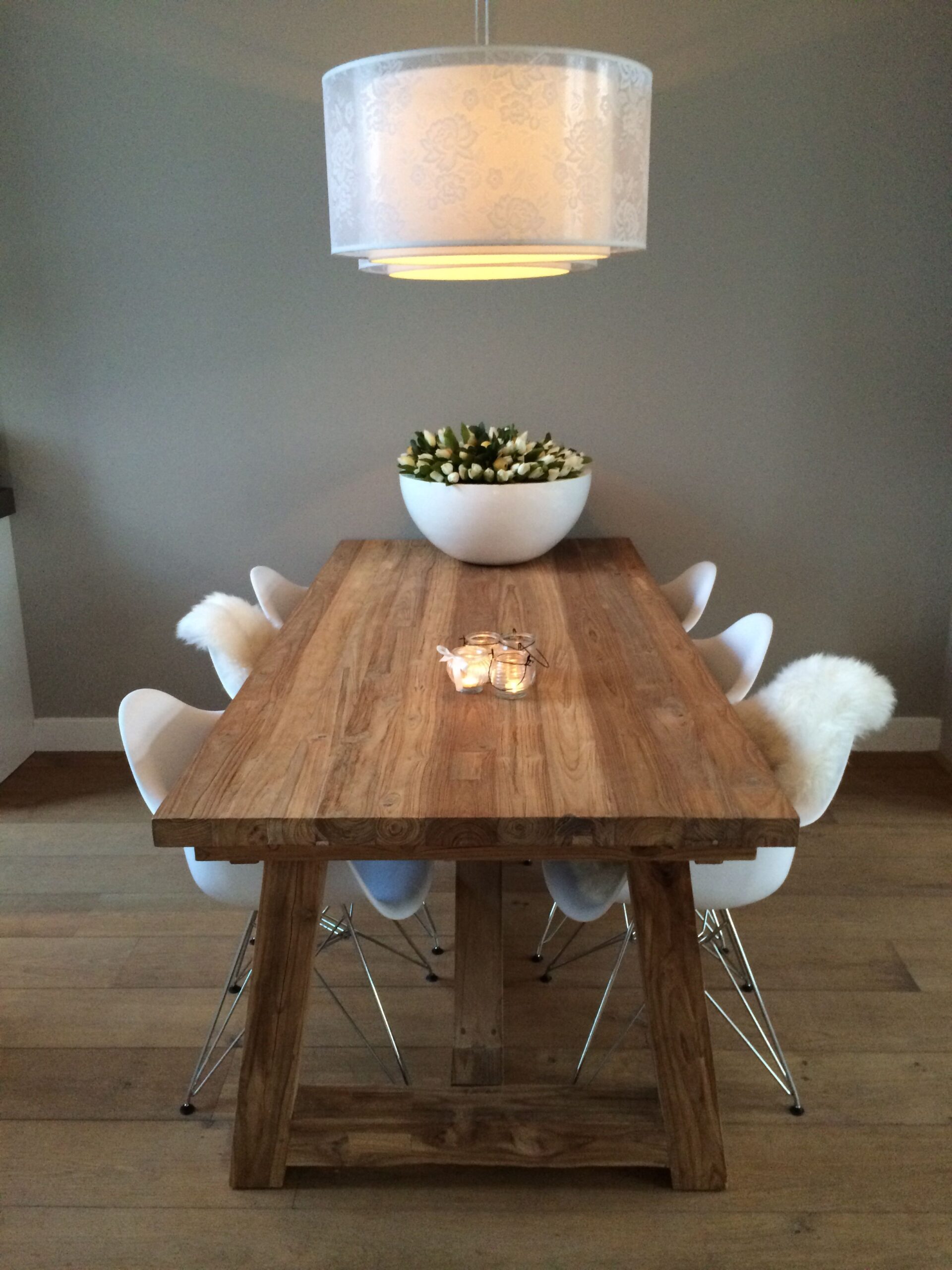 moderne stoelen bij antieke tafel