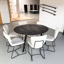 tafel en stoelen