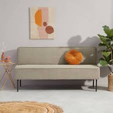 eettafel met bank en stoelen