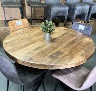 ronde tafel met stoelen
