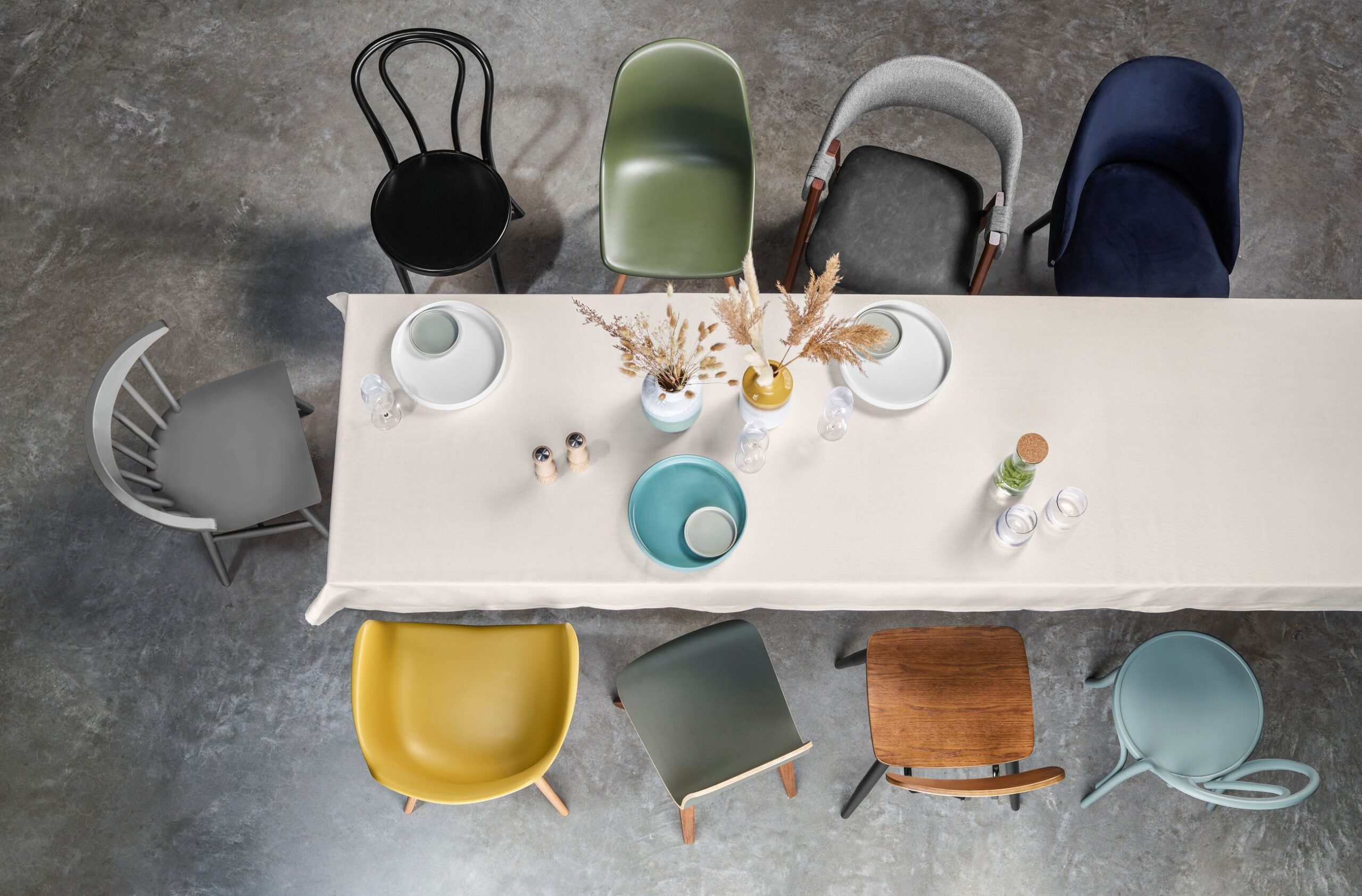 verschillende stoelen aan eettafel