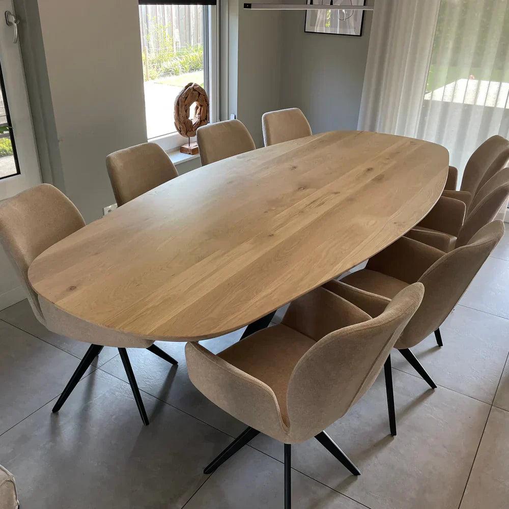 eetkamerstoelen en tafel