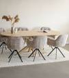 eettafel met verschillende stoelen