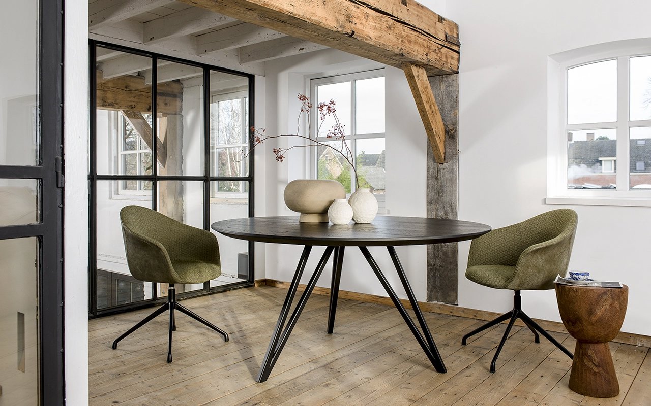 eettafel rond met stoelen