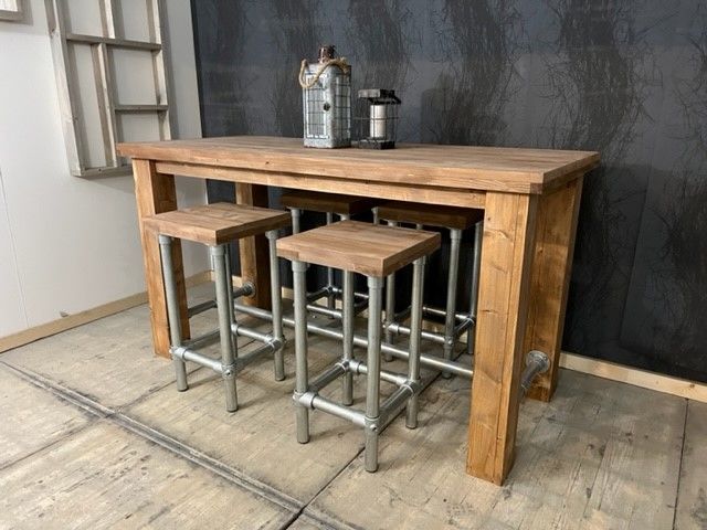hoge eettafel met barkrukken