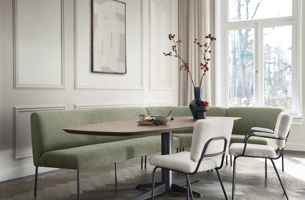 tafel met bank en stoelen