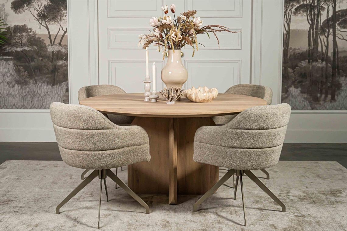 tafel met verschillende stoelen