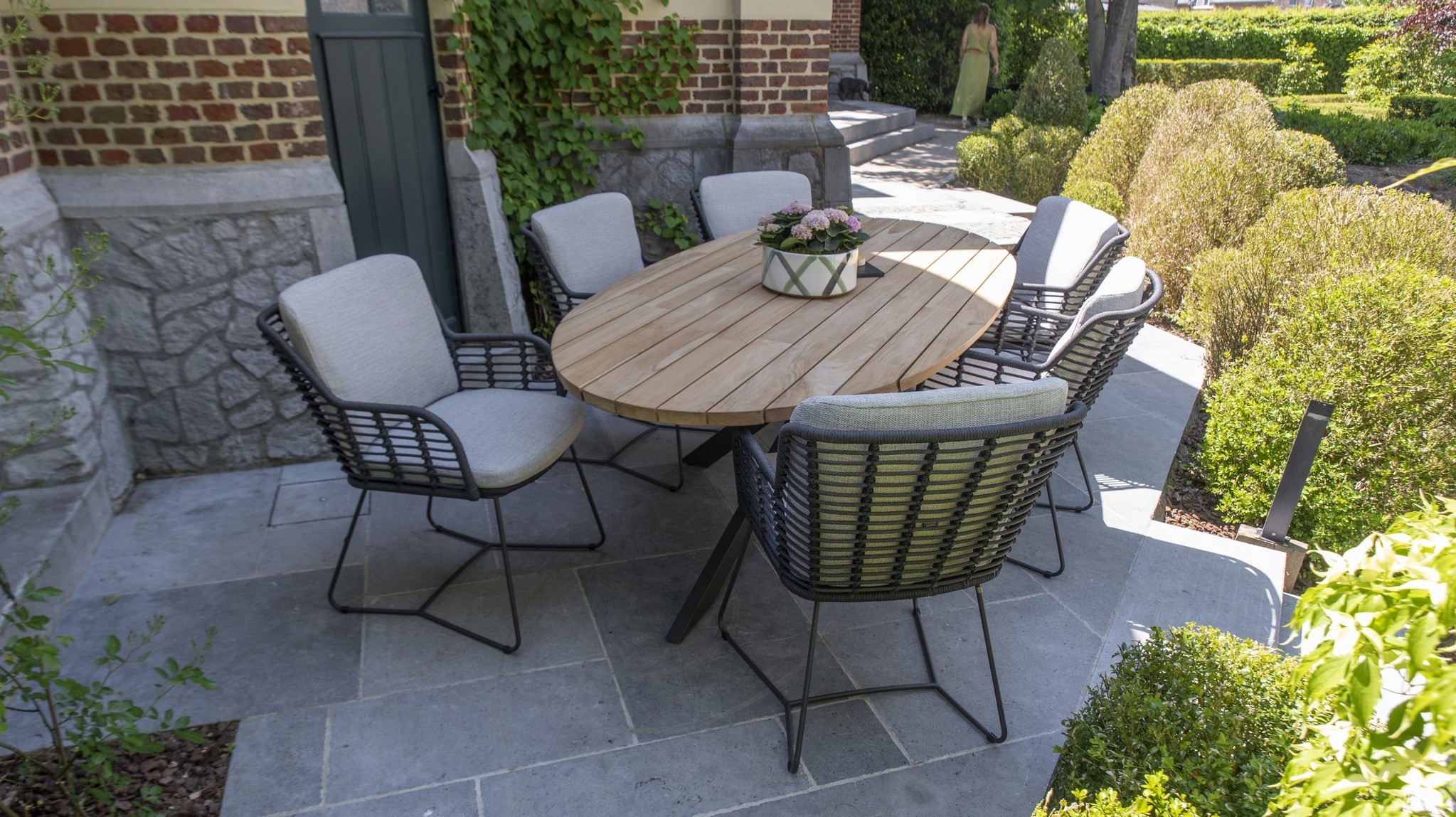 tafel en stoelen buiten