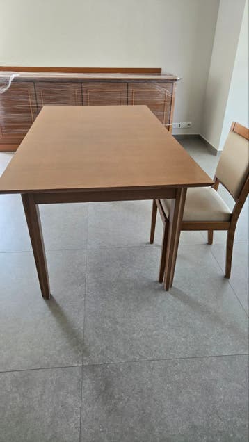 2dehands tafel en stoelen
