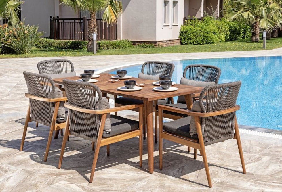 buiten tafel met stoelen