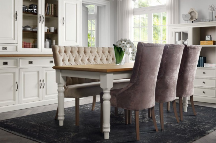 landelijke tafel en stoelen